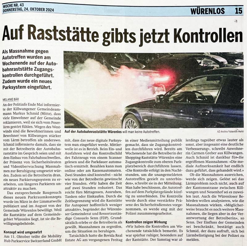 Krantenartikel met de kop 'Auf Raststätte gibts jetzt Kontrollen' en een afbeelding van een auto op een parkeerplaats met rook op de achtergrond.