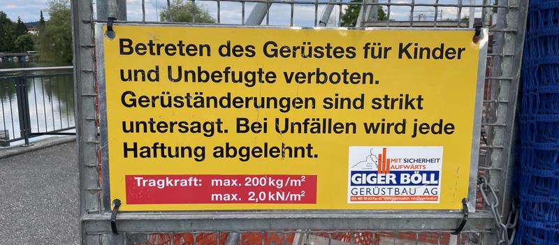 Waarschuwingsbord met de tekst: Betreten des Gerüstes für Kinder und Unbefugte verboten. Gerüständerungen sind strikt untersagt. Bei Unfällen wird jede Haftung abgelehnt. Tragkraft: max. 200 kg/m², max. 2.0 kN/m².