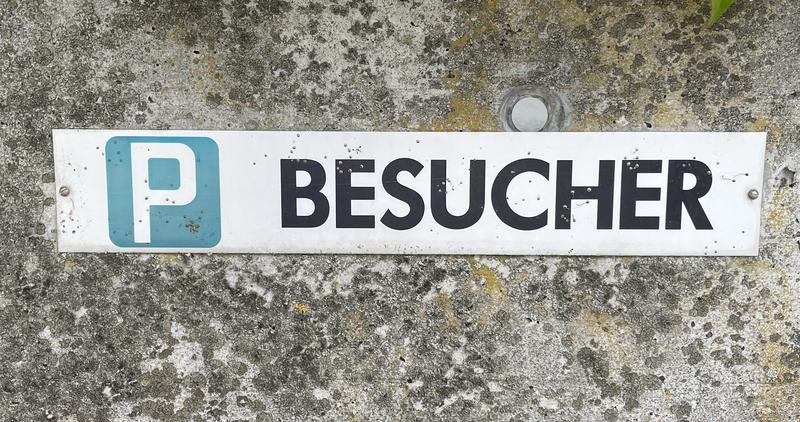 Parkeerbord met de tekst 'Besucher'.