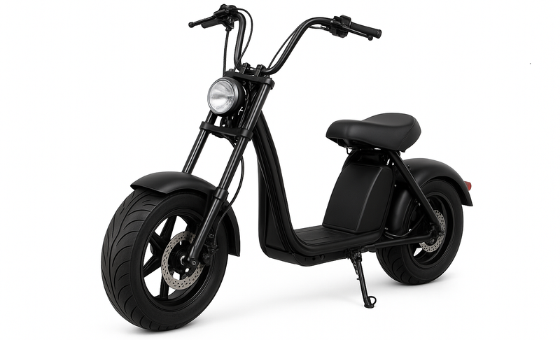 Een zwarte elektrische brommer met een hoog en breed stuur, zoals je ook ziet bij chopper motoren.