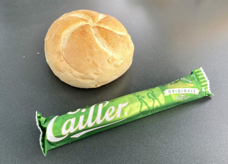 Een kaiserbolletje met een verpakte branchli van Callier in een groene verpakking.