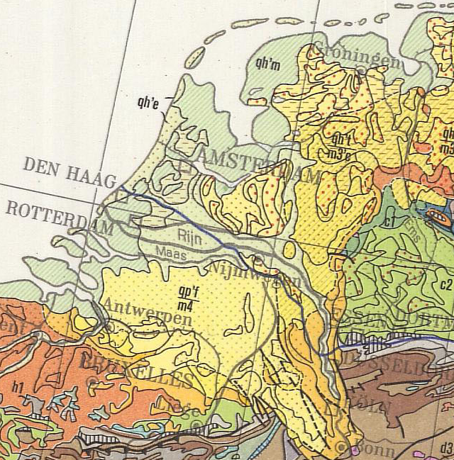 Kaart van Nederland en België met geologische formaties in verschillende kleuren, met steden als Amsterdam, Rotterdam, Den Haag, Antwerpen en Brussel aangegeven.