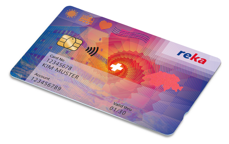 Een plastic Reka-betaalkaart van Kim Muster. De kaart heeft rood, oranje en paarse patronen die naar binnen spiralen. De spiraal komt uit in het midden in een Zwitserse vlag. Links boven staan logo's van een zon, een trein en een hartje. Ook zit er een gouden chip op en een draadloos betalen logo van vier concentrische kwartcirkels.