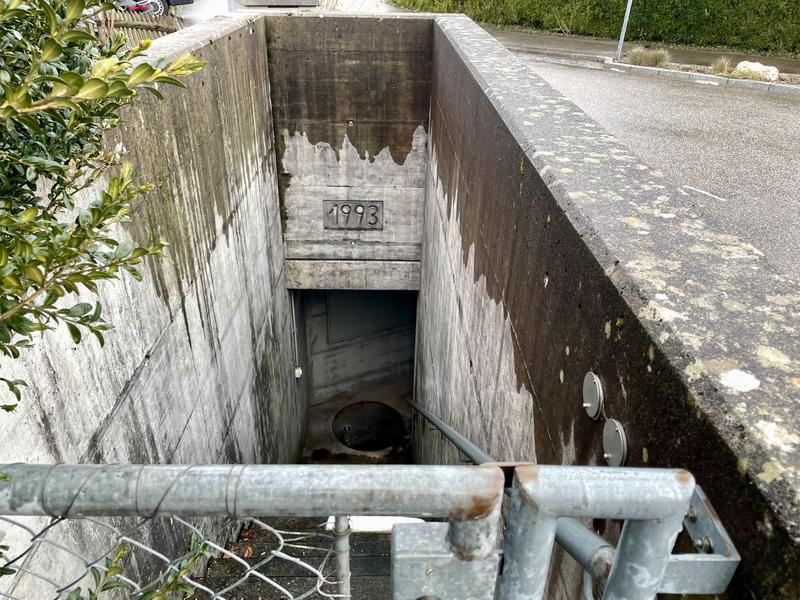 Ingang van een betonnen ondergrondse tunnel met het jaartal 1993 boven de ingang.