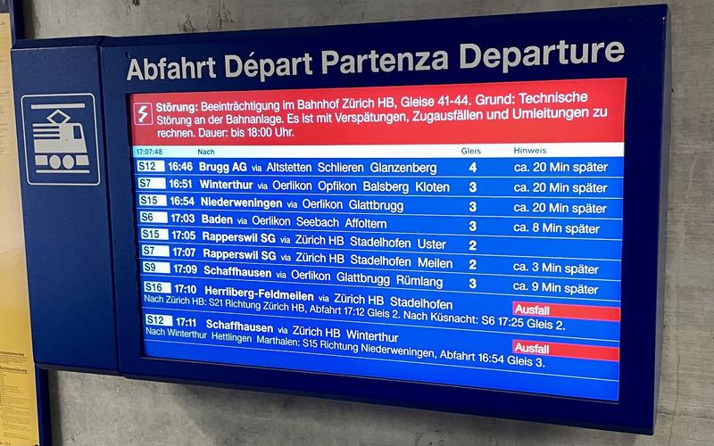 Elektronisch bord met treinvertrektijden op Zürich HB station, met vertragingen en annuleringen aangegeven in rood. Treinen naar verschillende bestemmingen zoals Altstätten, Winterthur, en Zürich HB, met vertrektijden en perronnummers.