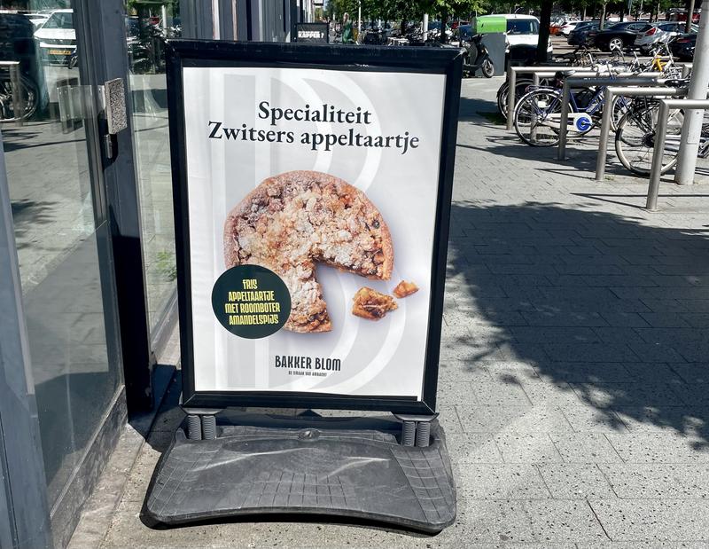 Reclamebord van een bakker in Nederland met een advertentie voor een Zwitsers appeltaartje. Met de tekst 